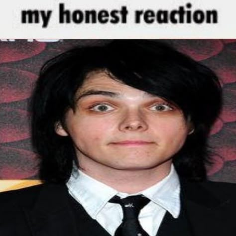 Geesus Mcr, Mikey And Gerard Matching Pfp, Mcr Reaction Pics, Gerard Way Memes Funny, Gerard Way Silly, Mcr Memes Funny, Mcr Lockscreen, Gerard Way Funny, Gerard Way Wallpaper