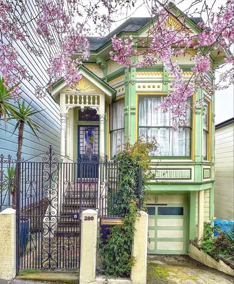 San Francisco, California Photography Credit: Instagram - travistraversing. vF 4-21-23 San Francisco Victorian Houses, Linden Homes, Colorful Homes, Victorian Style House, Magical House, Victoria House, Victorian Style Homes, San Francisco Houses, New Orleans Homes