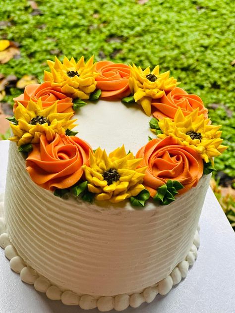 Fall Flower Cake Ideas, Thanksgiving Birthday Cake Ideas, Simple Thanksgiving Cake Designs, Fall Cakes Ideas, Fall Vintage Cake, Mini Fall Cakes, Harvest Cake, Mini Thanksgiving Cakes, Fall Theme Cake Ideas