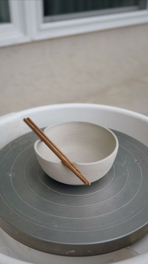 Love in Pottery | by @madebyerinc. for my soup girlies!! 😗🍜🥢 a ramen bowl where you can rest chopsticks!! inspo from the talented:… | Instagram Pottery Ramen Bowl Ideas, Pottery Soup Bowl, Ceramics Plate Ideas, Pottery Ramen Bowl, Birthday Pottery, Ramen Bowl Pottery, Ramen Bowl Ceramic, Bowl Clay, Ceramic Ramen Bowl