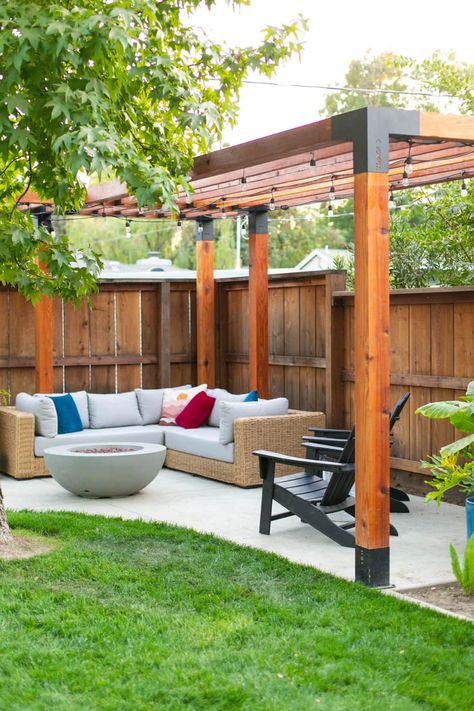 This modern pergola is a great backyard addition! It's the perfect family hangout spot. Click to get the DIY tutorial and links to the brackets and hardware we used. Pin to your backyard ideas, landscape design, and modern outdoor ideas! Pergola Diy, Diy Backyard Patio, Hangout Spot, Backyard Shade, Modern Pergola, Pergola Design, Backyard Remodel, Backyard Pergola, Pergola With Roof