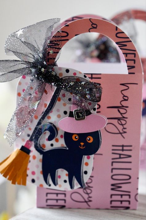 Pink Halloween party favor idea Halloween Themed Goodie Bags, Halloween Candy Box Ideas Diy, Halloween Boxes Gift, Cricut Halloween Treat Boxes, Pastel Halloween Party Favors, Halloween Favor Boxes, Halloween Cat Treat Bags, Youtube Party, Treat Boxes Diy