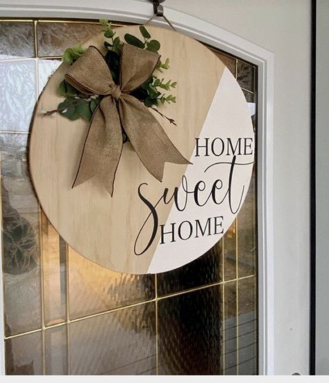 Home Sign Front Door, Front Door Frame, Home Sweet Home Sign, Welcome Signs Front Door, Round Signs, Circle Crafts, Door Crafts, Door Hangers Diy, Wooden Signs Diy