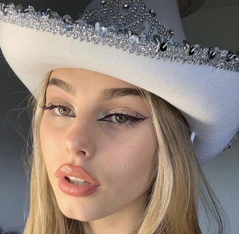 Cowgirl Makeup Ideas Country, Cowgirl Makeup, Cowgirl Halloween Costume, Pixie Makeup, Site Models, Dark Makeup Looks, Cowboy Girl, Cowgirl Aesthetic, Cowgirl Costume