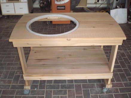 DIY project - concrete ring to prevent direct contact of heat from BBQ to wood. Weber Grill Cart, Weber Grill Table Diy, Coin Spa, Weber Grill Table, Diy Grill Table, Bbq Cart, Bbq Egg, Big Green Egg Table, Bbq Stand