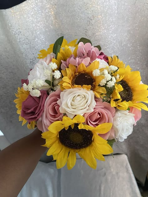 Sunflower Wedding Flowers, Pink Rose Wedding Bouquet, Bouquet Sunflower, Pink Rose Wedding, Sunflower Wedding Decorations, Wedding Flowers White, Dusty Pink Weddings, Wedding Flowers Sunflowers, Sunflower Centerpieces