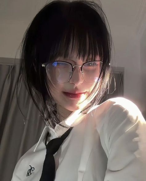 Justina Xie, Poppy Wallpaper, Nyc Fits, Asian Short Hair, Seductive Clothes, Cute Cosplay, Girls With Glasses, Female Poses, Pretty Selfies