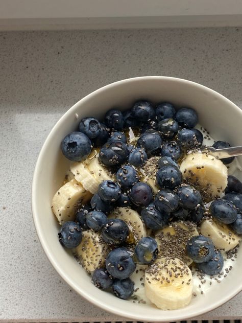 Yogurt, bananas, blueberries, Chia seeds, honey #aesthetic #healthyfood #healthylifestyle #healthyrecipe #food Honey Aesthetic, Quick Workout, Chia Seeds, Blueberries, Bananas, Chia, Yogurt, Vegetarian Recipes, Healthy Lifestyle