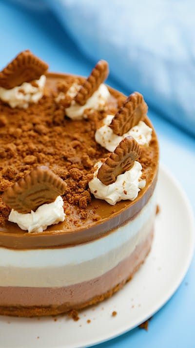 Recipe with video instructions: undefined Ingredients: For the base:, 200g chocolate covered biscoff biscuits, 30g butter, melted, For the cheesecake:, 225ml double cream, 125g caster sugar, 675g... Cheesecake Speculoos, Biscoff Recipes, Resipi Kek, Biscoff Cheesecake, Cheesecake Desserts, India Food, Food Videos Desserts, Savoury Cake, Food Cakes