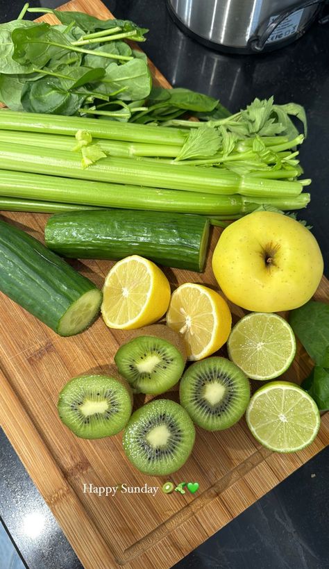 Green Juice Aesthetic, Juice Aesthetic, Healthy Juicer Recipes, Plant Based Whole Foods, Juicer Recipes, Anti Inflammation, Healthy Shakes, Healthy Girl, Healthy Juices