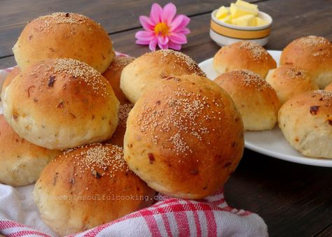 Ambrosia: Spicy Onion Buns (Vegan) / #Breadbakers Vegetable Muffins, Rainy Day Recipes, Italian Spices, Savory Bread, Bread Baker, Soda Bread, Minced Onion, Hot Soup, Fried Onions