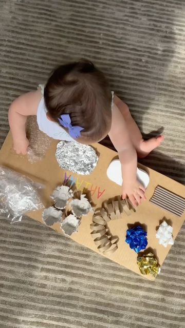 Toys Made Out Of Recycled Items, Babies Activities, Baby Sensory Board, Diy Montessori Toys, Recycling Activities, Diy Montessori, Texture Board, Sensory Board, Sensory Boards