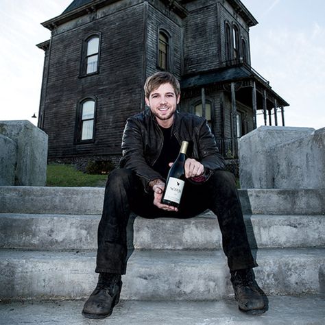 Max Thieriot (Dylan Masset) proudly shows wine from his own vineyard. Max is a vintner as well as an actor and comes from a family of grape-growers. His parents own a vineyard in northern California and he used to play in their vineyard when he was a child. In 2011 Max, along with two close friends, started Senses Wines. At times while filming 'Bates Motel', he's finished filming in the afternoon, then flown home and worked harvest  all night. Bates Motel House, Dylan Massett, Bates Hotel, Max Theriot, Max Thieriot, Halloween Food Dinner, Norman Bates, Fan Girling, Freddie Highmore