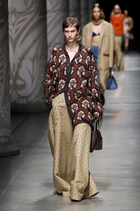 Etro Ready To Wear Spring Summer 2024 Milan – NOWFASHION Fall Winter Fashion Trends, Boho Chique, Simply Fashion, Boho Trends, Style Inspiration Spring, Spring Summer 2024, Street Style Chic, Neutral Fashion, Knit Fashion