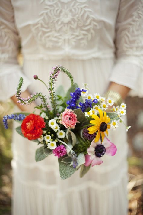 Boho flowers for the bride Simple Bridesmaid Bouquets, Bouquet Champetre, Summer Wedding Bouquets, Montana Wedding, Boho Chic Wedding, Wildflower Bouquet, Wildflower Wedding, Summer Wedding Dress, Wedding In The Woods