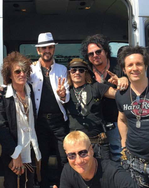 Ringo's birthday. With Johnny Depp and Joe Perry Johnny Depp Family, Johnny Depp Leonardo Dicaprio, The Hollywood Vampires, Hollywood Vampires, Johnny Depp Style, Band On The Run, Johnny Depp Pictures, Johnny D, Joe Perry