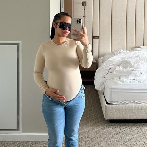 Mckenna Walker, Belly Photos Pregnancy, Classy Pregnancy Outfits, Pregnant Baddie, Pregnancy Slay, In My Mom Era, Fruit Aesthetic, Pregnancy Belly Photos, Cute Pregnancy Pictures