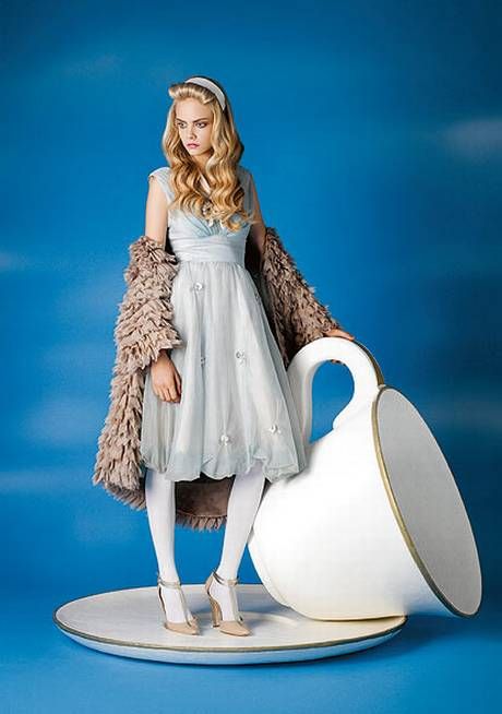 Cara Delevingne unleashes her inner Alice - Fashion - Life & Style - London Evening Standard Photowall Ideas, Costume Inspirations, Annie Leibovitz, Mad Hatter Tea, Foto Art, Adventures In Wonderland, Through The Looking Glass, Cara Delevingne, Tim Burton