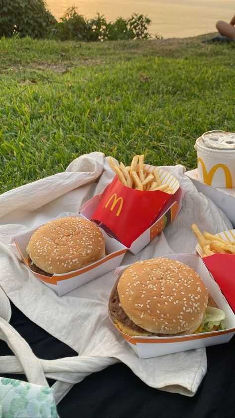 Not my pic| mcdonalds, picnic, friends, cute, aesthetic Picnic Date Food, Friends Cute, Picnic Inspiration, Picnic Date, Think Food, Picnic Food, Picnic Foods, Cute Aesthetic, A Picnic