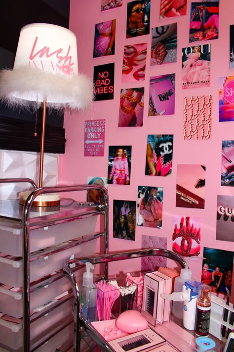 Diy Lash Room Decor, Pink Nail Tech Room, Pink Lash Room Ideas, Lashroomdecor Ideas, Lashtech Aesthetic, Nail Tech Aesthetic Job, Pink Nail Room, Pink Lash Room, Nail Tech Room Ideas