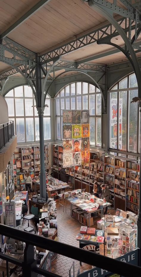 Old Market Aesthetic, Activities In Paris, Bookstore Design, Library Cafe, Bookstore Cafe, Cozy Coffee Shop, Paris France Travel, Parisian Life, Book Cafe