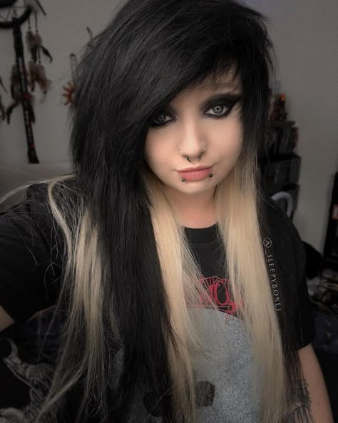 Emo Queen Makeup Looks 2010 Emo Makeup, Modern Emo Makeup, Early 2000s Emo Makeup, Emo 2000s Makeup, Emo Makeup Looks 2000s, Queen Makeup Looks, Emo Eyebrows, Emo Makeup Ideas, 2000s Emo Makeup