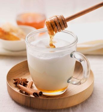 hot milk with honey. Milk And Honey Drink, Milk With Honey, Warm Milk And Honey, Best Cough Remedy, Honey Drink, Milk Benefits, Aesthetic Health, Cinnamon Benefits, Tattoo Health