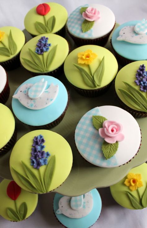 Rolled Buttercream, Cupcakes Flores, Cupcake Flower, Easter Party Food, Flower Sugar Cookies, Elegant Cupcakes, Spring Cupcakes, Fondant Recipe, Fancy Cupcakes