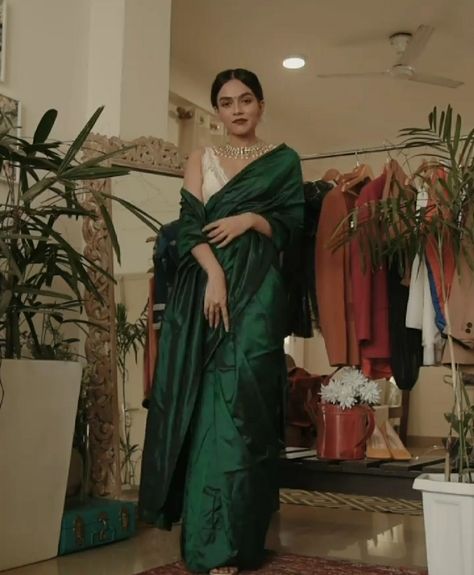 Dark Green Saree Look, Green Ethnic Outfit, Dark Green Saree Blouse, Komal Pandey Saree Outfits, Komal Pandey Saree, Dark Green Saree, Komal Pandey, Indian Wedding Fashion, Saree Wearing Styles