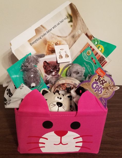 Cat-themed Basket Cat Raffle Basket Ideas, Bingo Baskets Themes, Cat Gift Basket, Raffle Gift Basket Ideas, Pet Gift Basket, Silent Auction Basket, Basket Raffle, Auction Gift Basket Ideas, Anniversary Gift Baskets