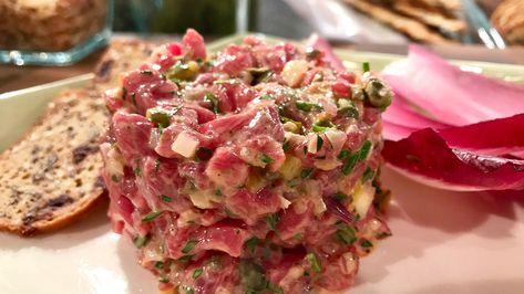 Tartare de bœuf | Marina Orsini | ICI Radio-Canada.ca Télé Tartare Recipe, Dc Food, Pasta Fillo, Beef Carpaccio, Seared Ahi, Tuna Avocado, Seared Tuna, Steak Tartare, Mango Chutney