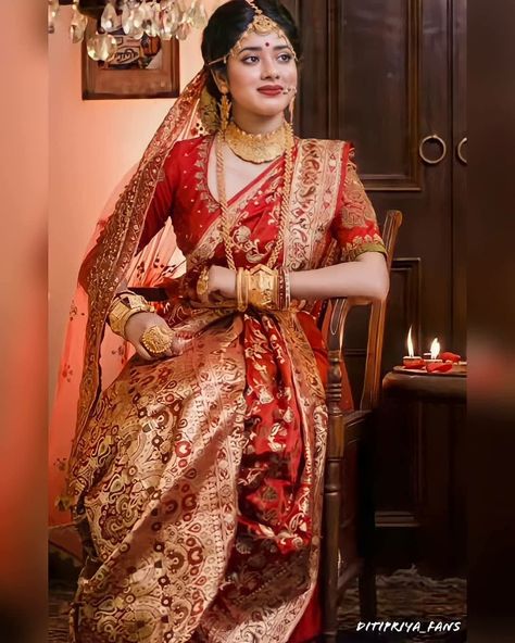 Bengali Wedding Dress, Bengali Bride Reception Look, Bengali Jewellery, South Indian Bride Saree, Bengali Saree, Indian Bride Makeup, Bengali Bridal Makeup, Indian Wedding Gowns, Bridal Sarees South Indian