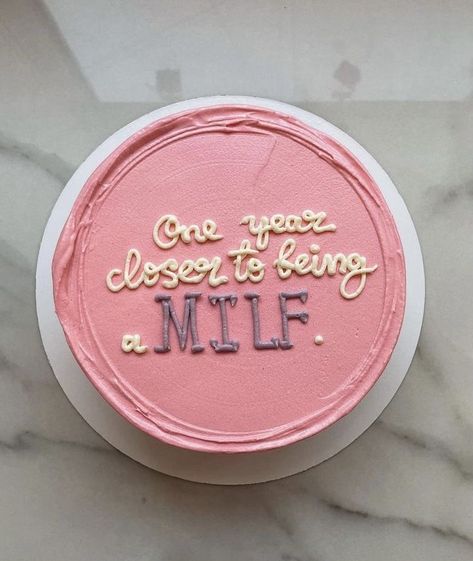 Minimal Cakes Aesthetic, Funny Cakes Aesthetic, Birthday Cakes Quotes, Birthday Cake With Quotes, Funny 17 Birthday Cake, 20 Birthday Cake Aesthetic, Funny Birthday Cakes For Teens, Birthday Cake Funny Ideas, B Day Cake Aesthetic