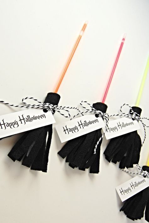 Diy Halloween Treats, Sticks Diy, Diy Glow, Festa Harry Potter, Halloween Classroom, Candy Halloween, Adornos Halloween, Diy Treats, Halloween Favors