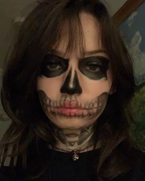 Vampire Face Paint, Skeleton Face Paint, Makeup Emo, Goth Eye Makeup, Halloween Parejas, Vampire Halloween Costume, Vampire Bride, Skeleton Face, Vampire Makeup