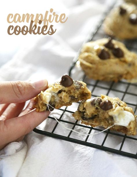 Campfire Cookies.. super ooey gooey cookies loaded with marshmallows and graham crackers! Campfire Cookies, Cookies And Cups, Drop Cookie Recipes, Gooey Cookies, Favorite Cookie Recipe, Cookie Brownie Bars, Summer Cookies, Drop Cookies, Cookie Bar Recipes