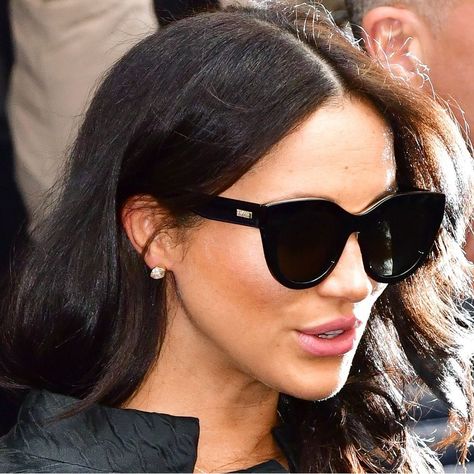 Meghan Markle's Instantly Sold-Out $65 Sunglasses Are Back at Net-a-Porter Black Gold Sunglasses, Le Specs Sunglasses, Hexagon Sunglasses, Flat Top Sunglasses, Meghan Markle Style, Black Cat Eye Sunglasses, Classic Sunglasses, Heart Women, Pink Sunglasses