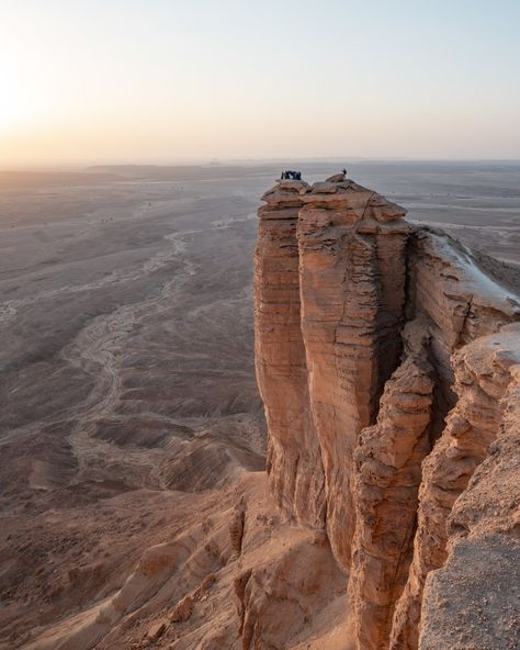 How to Visit the Edge of the World in Riyadh (Complete Guide) Edge Of The World Saudi Arabia, Edge Of The World Riyadh, Riyadh City, Poster Tourism, Nail Boutique, Saad Lamjarred, Instagram Places, Edge Of The World, Twenty Twenty