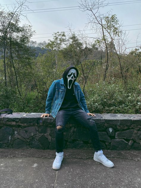 Halloween Aesthetic Costume, Ghostface Costume, Scream Mask, Arte Alien, Ghost Face, Group Costumes, Halloween Inspo, Halloween Aesthetic, Ghost Faces