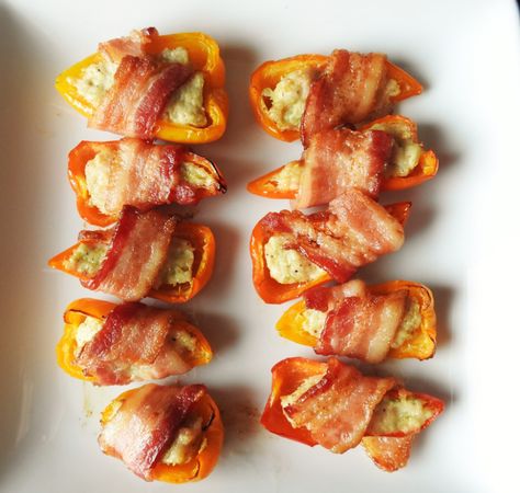 Mini Peppers Stuffed, Bacon Wrapped Peppers, Mini Peppers Recipes, Sweet Pepper Recipes, Bacon Wrapped Appetizers, Healthy Thai Recipes, Bacon Day, Mini Peppers, Stuffed Peppers Healthy