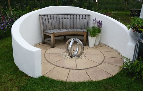 Round backyard patio with wall wood bench and modern art Wall Seating Outdoor, Patio Layouts, Modern Patio Ideas, Circular Patio, Backyard Garden Diy, Cement Patio, Patio Layout, Curved Bench, Pool Water Features