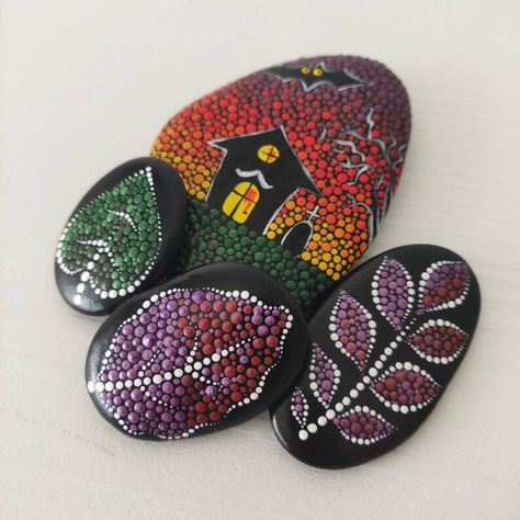 Halloween Stones, Rock Fairy Garden, Rock Projects, Unicorn Paint, Fairy Garden Gifts, Decoration For Halloween, Christmas Mandala, Mandala Painted Rocks, Scary Decorations