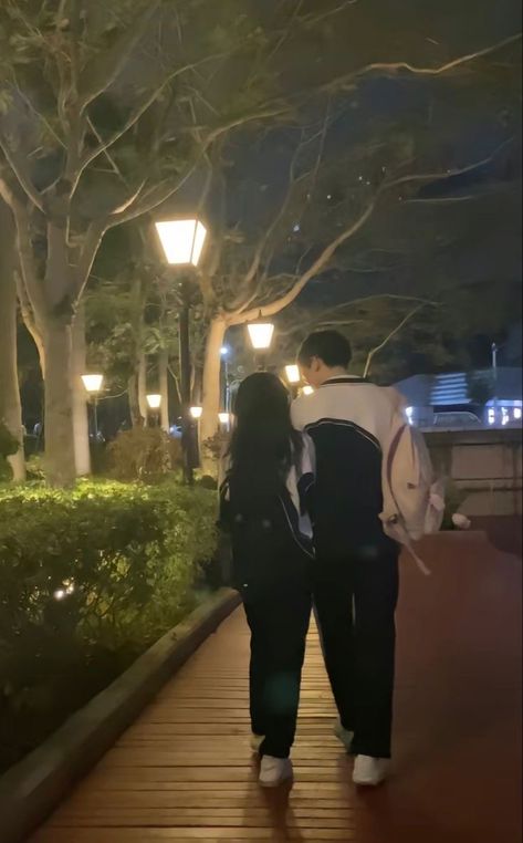 High School Couples, Futurisme Retro, 사진 촬영 포즈, Couples Vibe, Ulzzang Couple, Korean Couple, Cute Relationship Goals, Two People, Couple Aesthetic