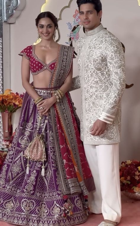 Kiara Advani Ambani Wedding, Unique Engagement Dress For Bride Indian, Unique Mehendi Outfits For Bride, Kiara Advani Lehenga, Chadar Mekhela, Kiara Advani Outfits, Wedding Choli, Ambani Wedding, Siddharth Malhotra