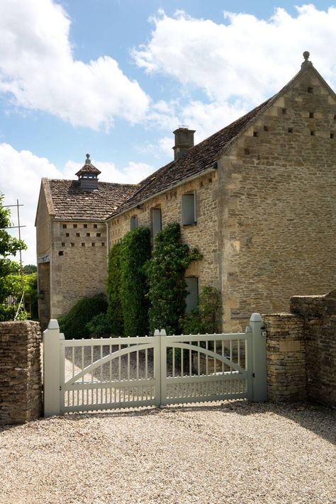 Adventure House, Barn Architecture, Country House Exterior, Farm Gates, Cotswold House, Country Garden Design, Pool Inspiration, Cotswold Cottage, Orchard House