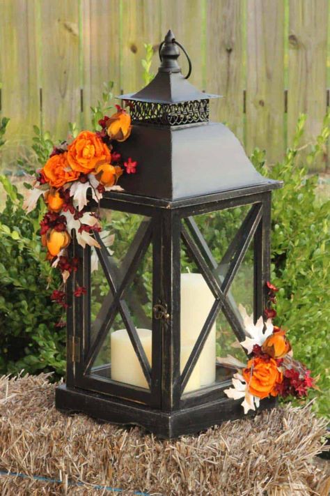 25 Most Beautiful Ways To Decorate For Fall With Lanterns Rustic Lantern Centerpieces, Fall Lanterns, Flowers And Candles, Fall Garden Wedding, Lantern Centerpiece Wedding, Fall Lantern, Tafel Decor, Lantern Ideas, Lantern Centerpieces