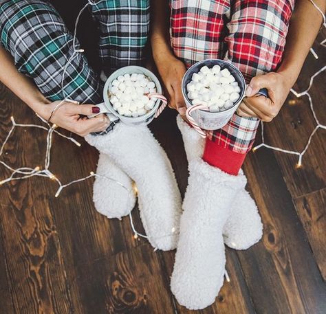 Time for Hot Cocoa and cozy socks ☕️ Hot Cocoa Photoshoot, Holiday Sleepover, 30 Photoshoot, Christmas Pictures Friends, Winter Goals, Christmas Instagram Pictures, Bff Christmas, Holiday Shoot, Birthday Sleepover