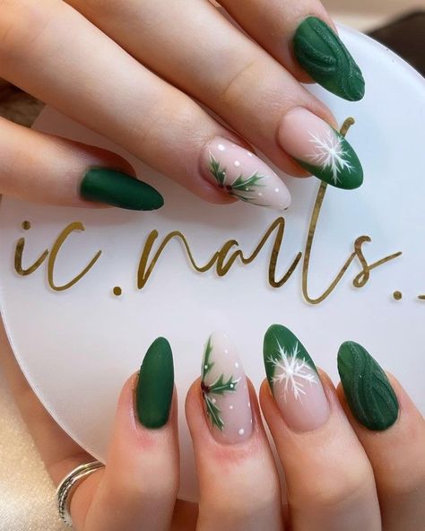 Nail Art December, Christmas Nail Green, Yule Nail Art, December Nails Green, Yule Nails, Christmas Nails Green, Nails Navidad, Green Christmas Nails, Nails December