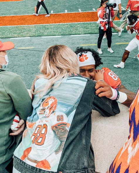 Football Relationship Goals, Black Guy White Girl, Football Relationship, Football Girlfriend, Football Couples, Football Pics, Baby Boy Outfits Swag, Clemson Football, Sport Mom