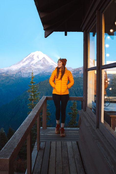 A woman hiking at night in the dark to catch the sunset or the sunrise at the mountain top. Linked to a hiking guide called Best Tips For Night Hiking - Facing Your Fears and Hiking Prepared in the Dark. Hiking Outfit Ideas, Renee Roaming, Beginner Backpacking, Fall Hiking Outfit, Wander Outfit, Facing Your Fears, Beginner Hiking, Hiking Girl, Night Hiking